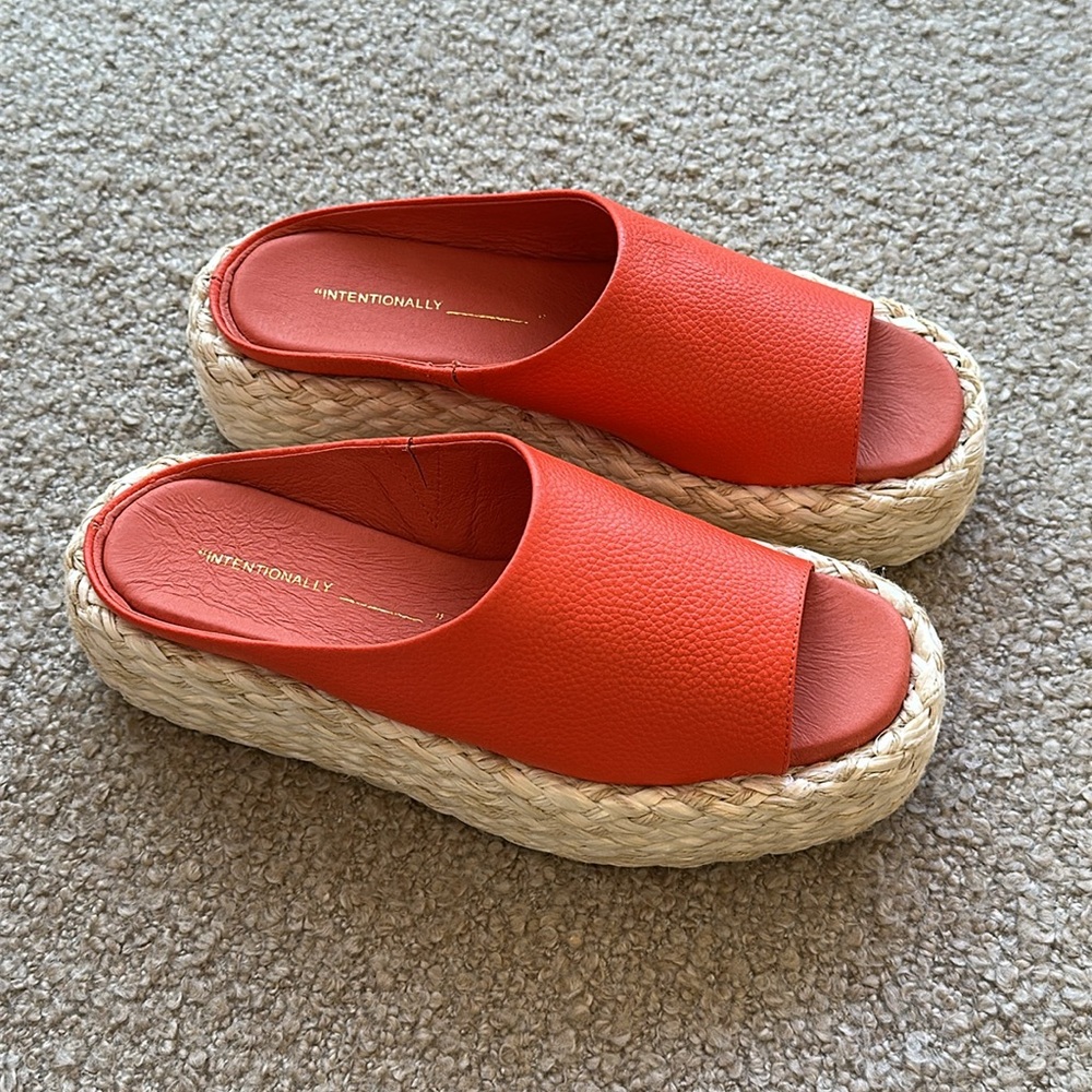 *NEW IN BOX* INTENTIONALLY BLANK hightide espadrille platform slide, poppy sz 9